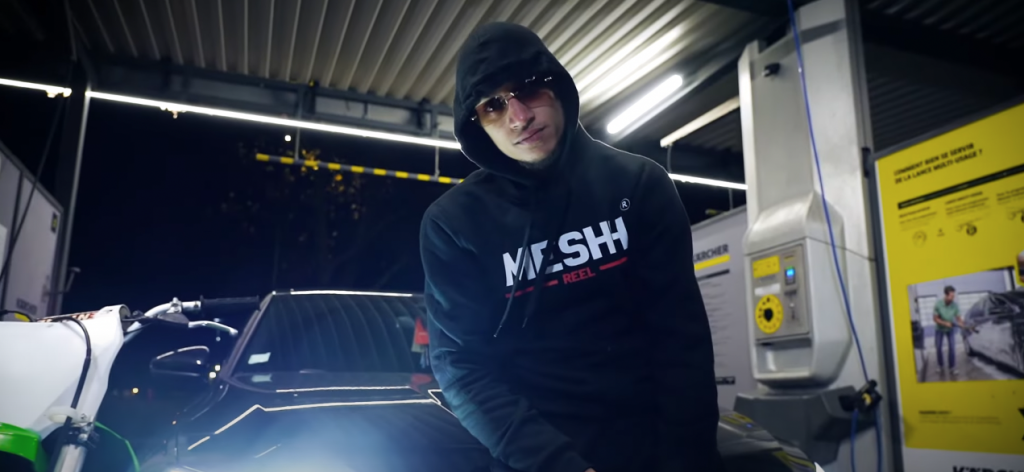 Photo de BAKI LR Illumine la Nuit avec « HANMA #6 »