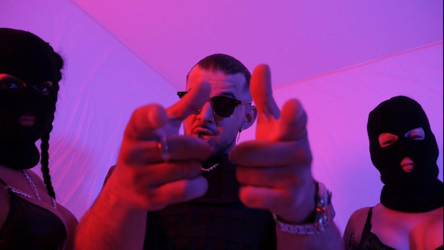 MC Santos fout le feu à la toile avec « Showtime »