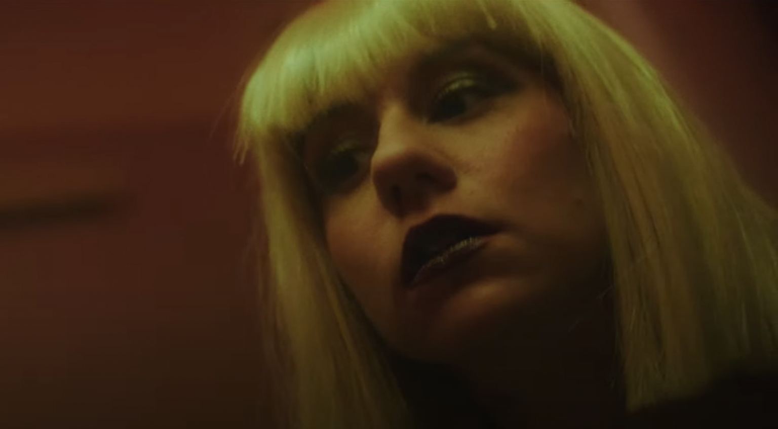 Seule sur scène, Jalouseetmoi fait tomber le masque dans « Le Clown » Photo de Seule sur scène, Jalouseetmoi fait tomber le masque dans « Le Clown »