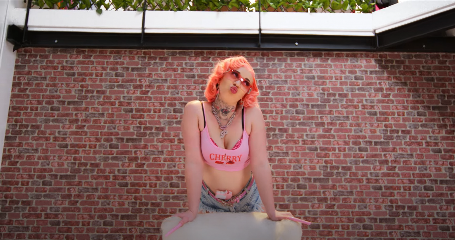 Photo de « Rom Pom Pom » : La Tempête Sensuelle de Peachy Baby