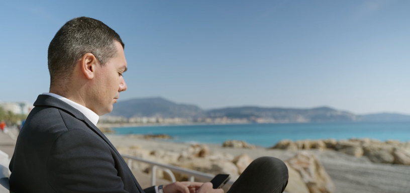 Avec « Le regard des autres », Simon Daragon transforme les critiques en slam libérateur