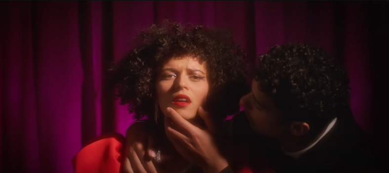 Inès Dame : « Celle qu’on aime » – Un amour en scène, un cœur en velours