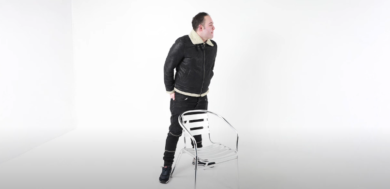 Sinan S fait danser les mots dans « Gesticule »