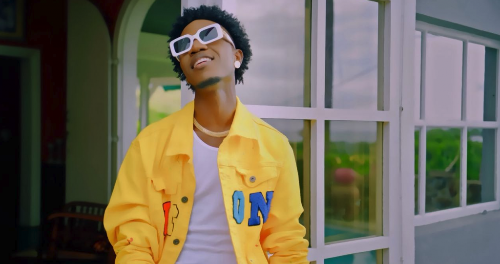 Black Emjy fait chavirer les sens dans « Trembler »