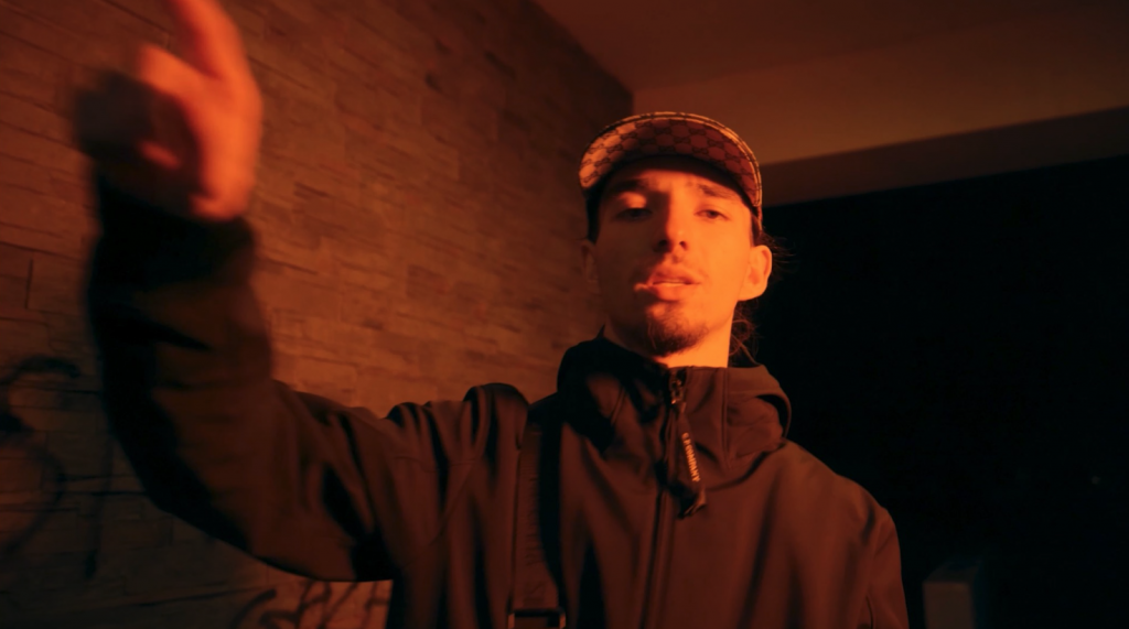 KML fait son entrée avec « Riche Étranger », entre réussite et vigilance