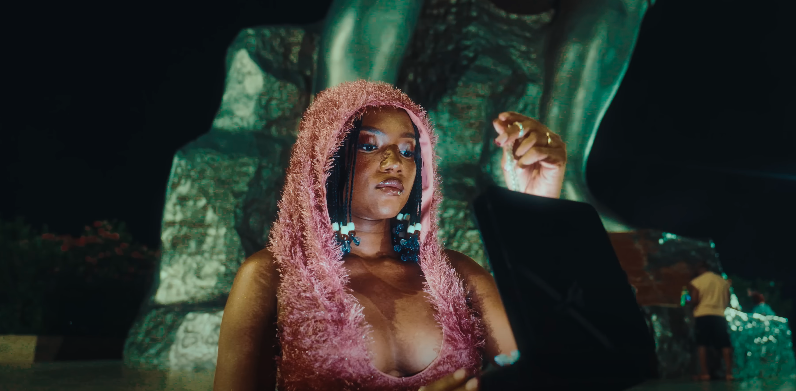 NZA et « Follow » : quand séduction et pouvoir s’entrelacent