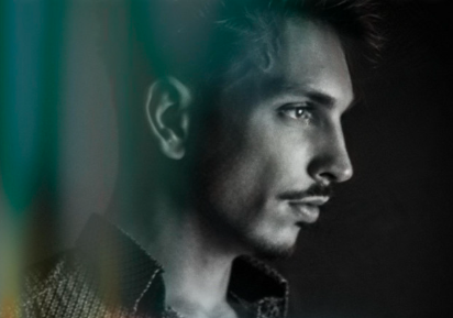 Williams Elger explore l’âme humaine avec « C’est Normal »