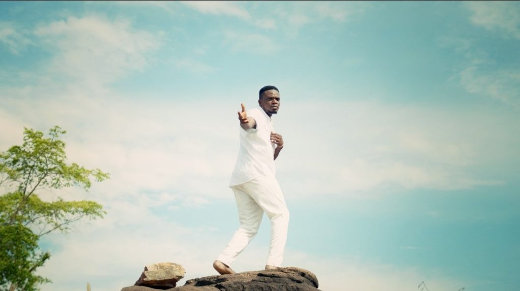 BJ Sam dévoile son single multilingue “Kombo na Yesu” et confirme son ascension internationale