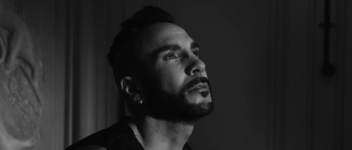 Entre passion et étreinte, Emeric dévoile « In My Arms »