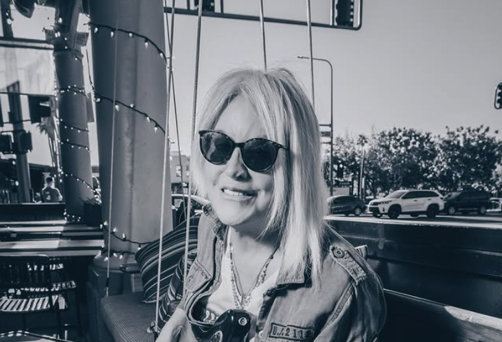 Sarah James franchit « The Distance » entre nos cœurs brisés