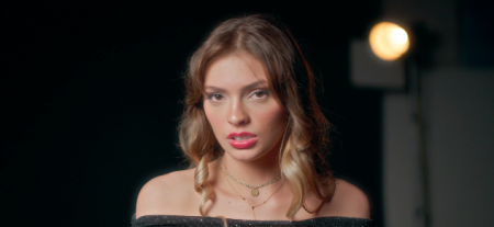 Chloé MORONI défie les codes avec « Mes chers parents »