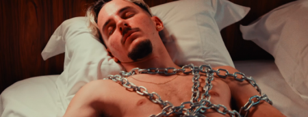 « LE COU REMPLI DE CHAÎNES » : DMA en pleine introspection