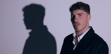 Mathis Pacchiano, coincé… mais libre dans « Dans ma bulle »