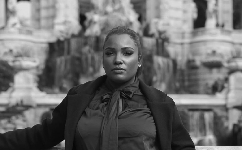 Découvrez l’univers intense de Roxane avec « Introspection »