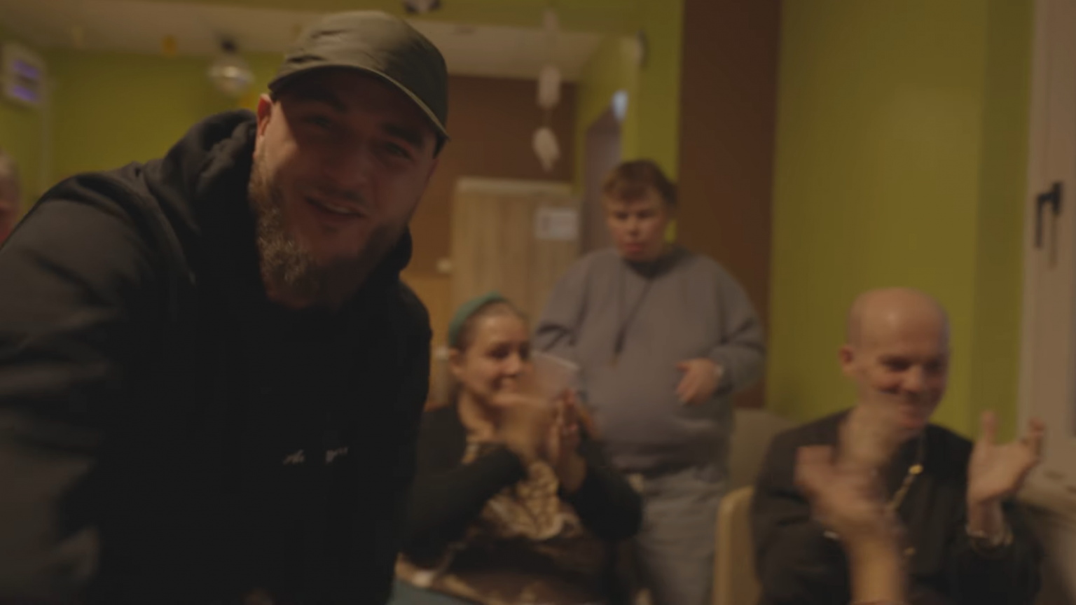 Photo de « Au petit bonheur » : quand Gwena rappe le cœur en bandoulière