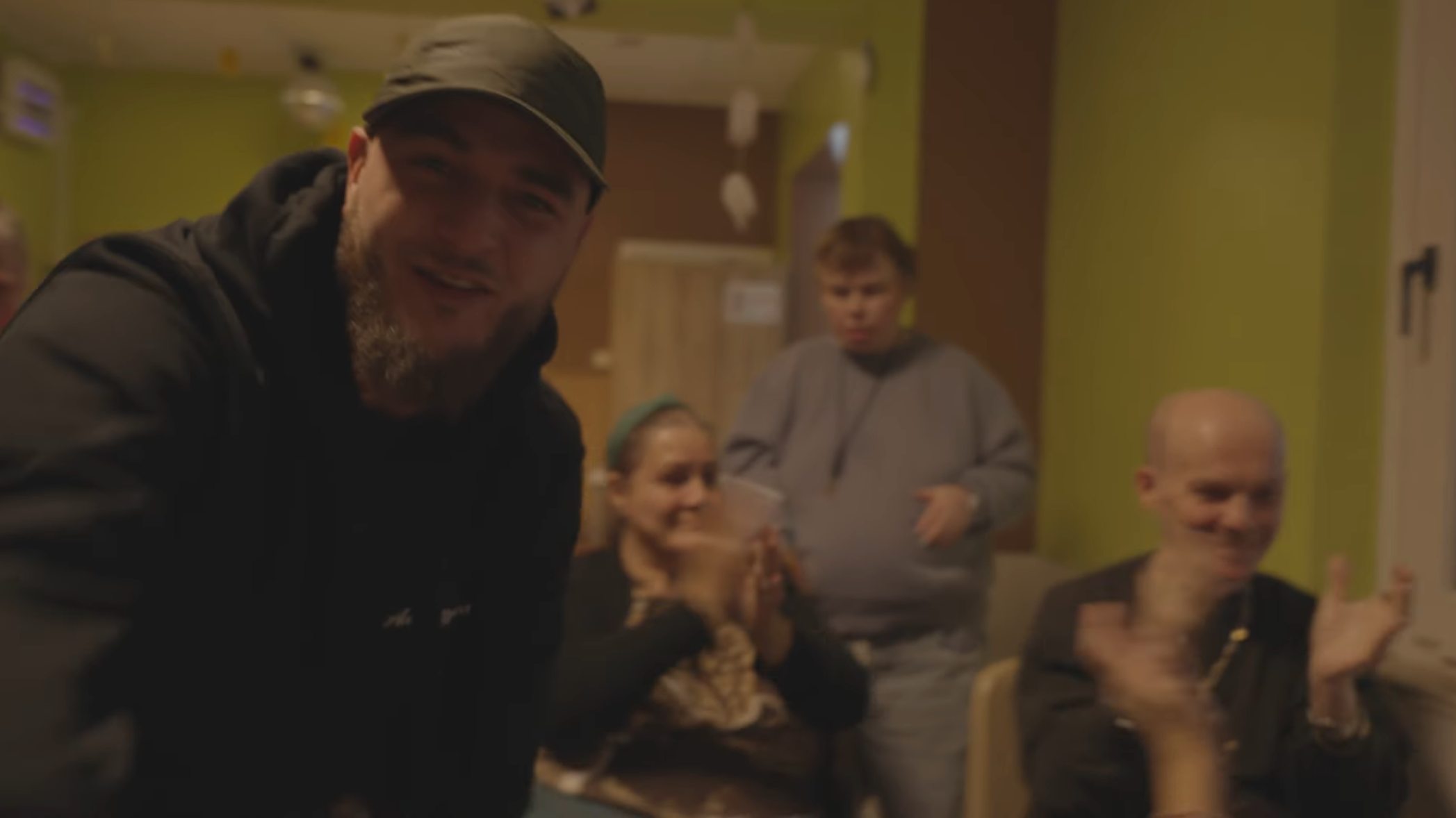 « Au petit bonheur » : quand Gwena rappe le cœur en bandoulière