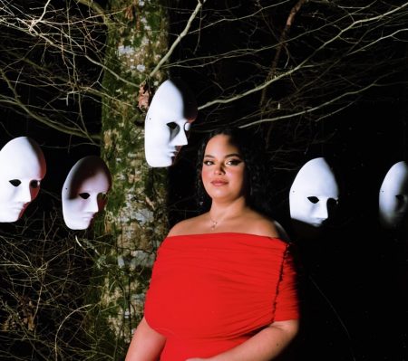 Entre masques et miroirs, Helvlo révèle « faux visage »