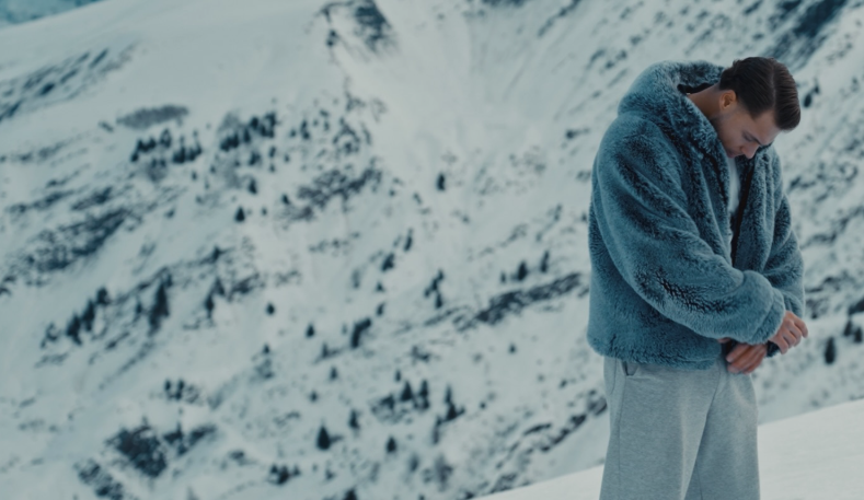 Djidji prend de la hauteur avec « Ouh Ouh » : l’amour au sommet