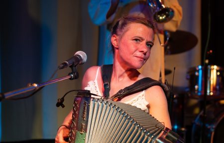 « La faute à qui » : LA PLUME rit de nos excuses avec génie