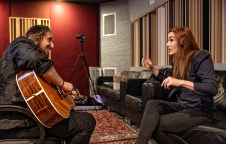 Keshet et « The Hollow Cause » : l’espoir taillé dans le silence