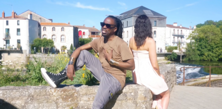 Karel orchestre sa « RÉ-UNION » avec l’univers